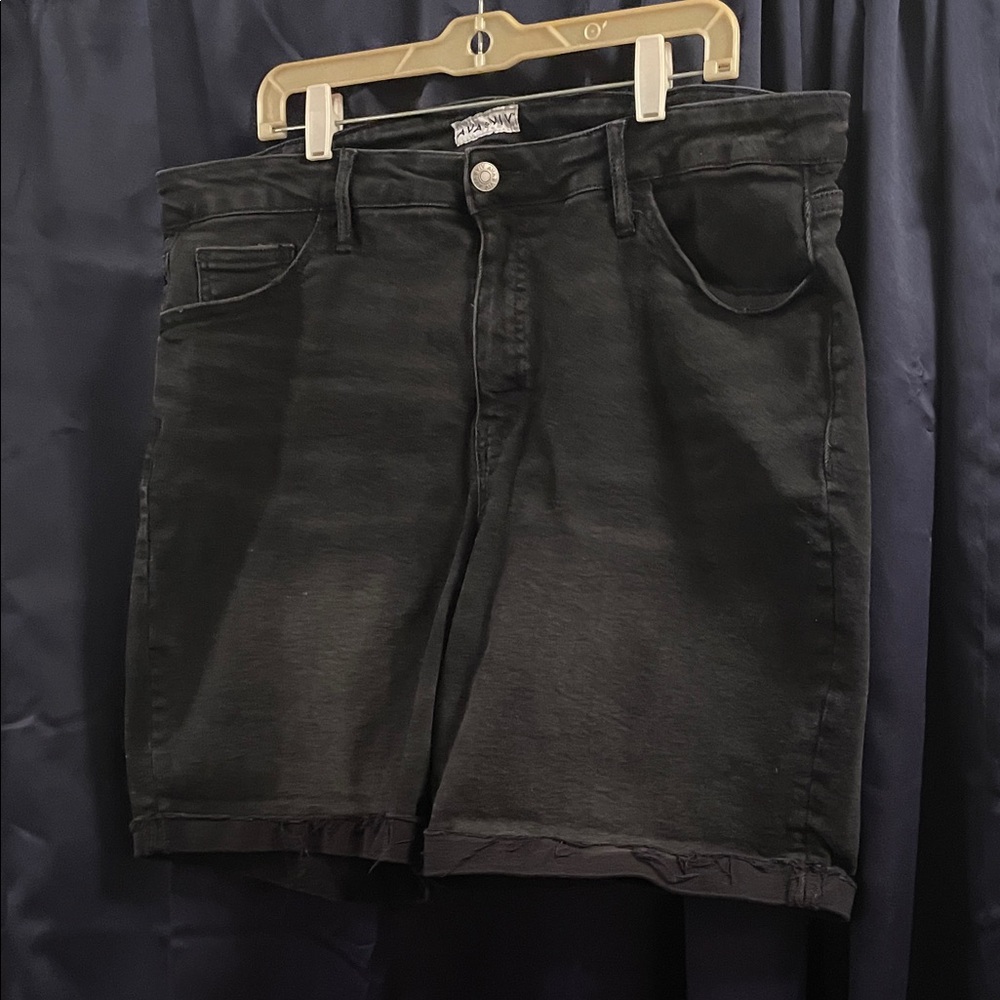 Ava & Vic women’s black denim Bermuda shorts
Size 18W